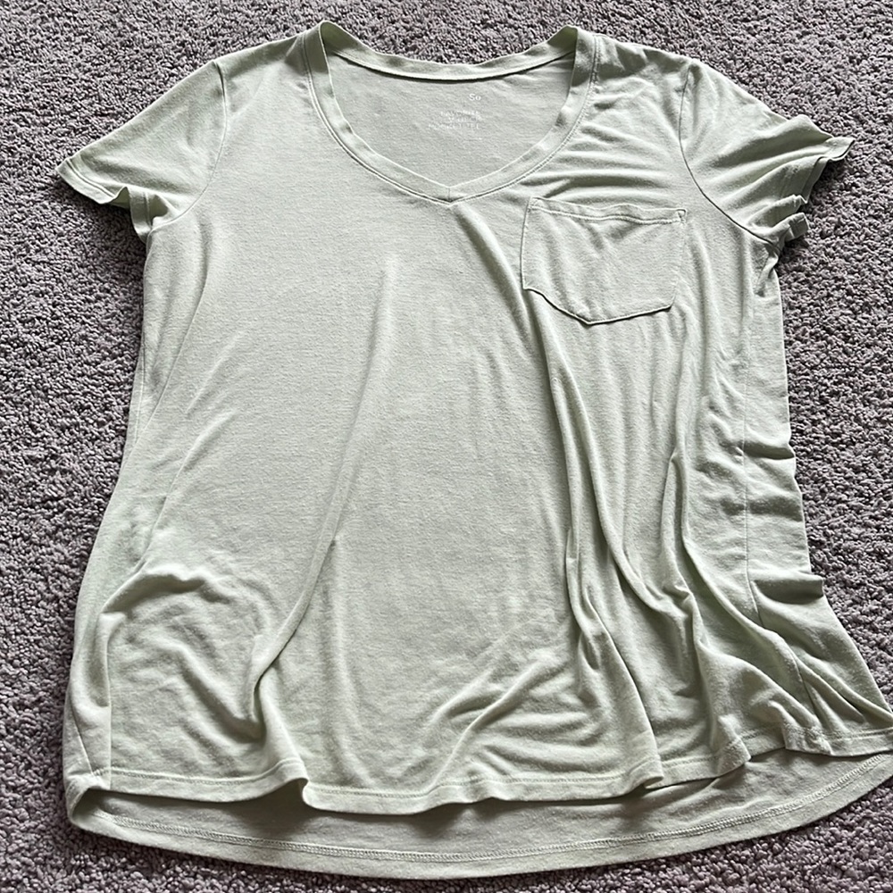light green so women’s v-neck medium